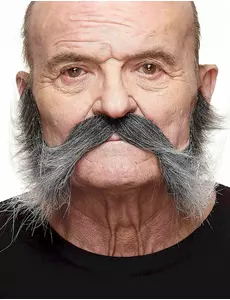 Šedivějící muž s licousy a knírem