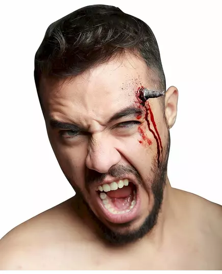 Falešný hřebík zatlučený do kůže